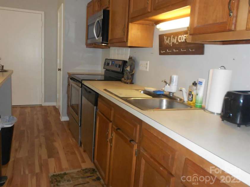 6148 Meadow Rose Lane, Charlotte, NC 28215.  MLS# CAR4273521, YatesRealty ID 26693. 