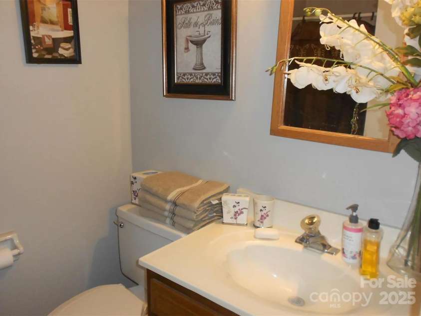 6148 Meadow Rose Lane, Charlotte, NC 28215.  MLS# CAR4273521, YatesRealty ID 26693. 