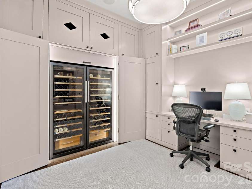 182 Cherokee Road, Charlotte, NC 28207.  MLS# CAR4387079, YatesRealty ID 26694. 