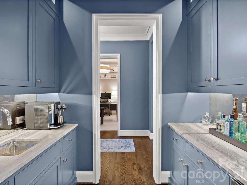 182 Cherokee Road, Charlotte, NC 28207.  MLS# CAR4387079, YatesRealty ID 26694. 