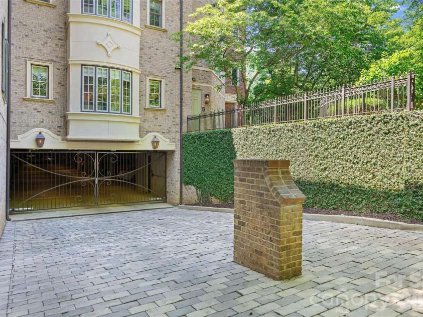 182 Cherokee Road, Charlotte, NC 28207.  MLS# CAR4387079, YatesRealty ID 26694. 