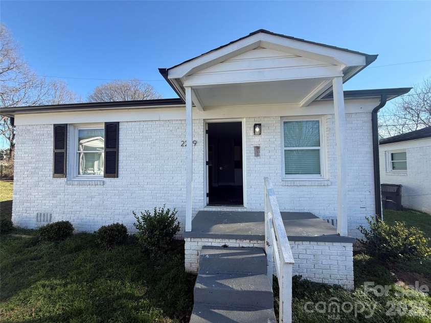2225 Alma Court, Charlotte, NC 28206.  MLS# CAR4339933, YatesRealty ID 2670. 
