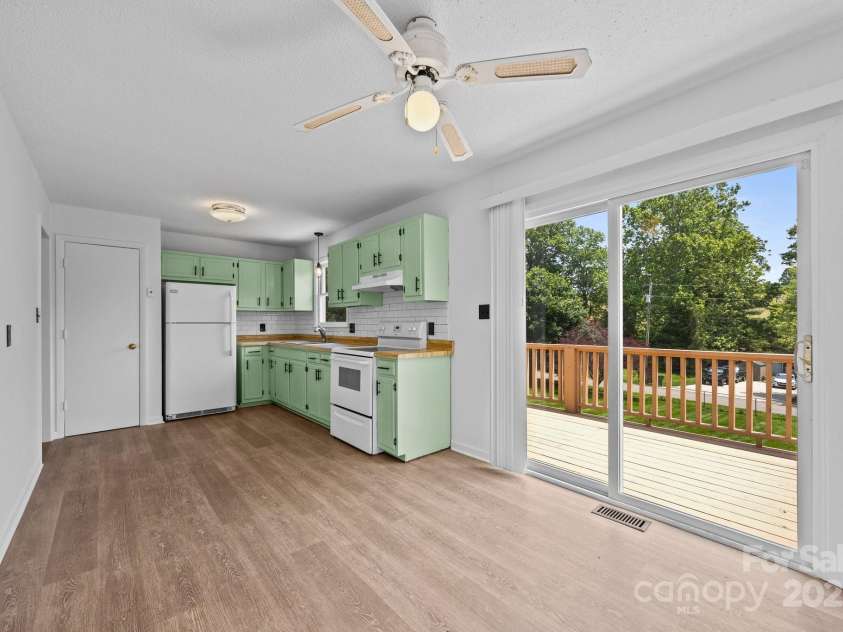 520 Forest Street, Mars Hill, NC 28754.  MLS# CAR4268414, YatesRealty ID 26701. 