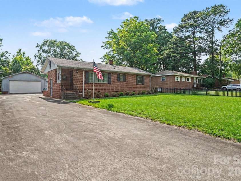 400 Briarwood Drive, Charlotte, NC 28215.  MLS# CAR4386677, YatesRealty ID 26703. 