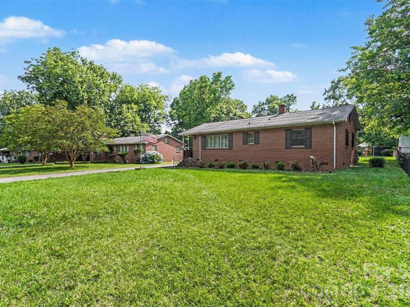 400 Briarwood Drive, Charlotte, NC 28215.  MLS# CAR4386677, YatesRealty ID 26703. 