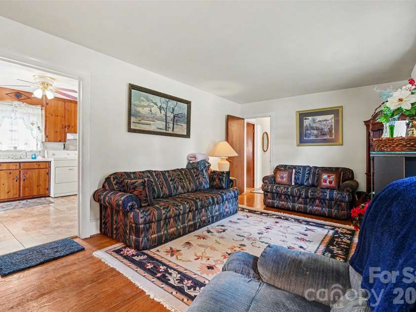 400 Briarwood Drive, Charlotte, NC 28215.  MLS# CAR4386677, YatesRealty ID 26703. 