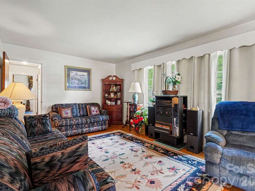 400 Briarwood Drive, Charlotte, NC 28215.  MLS# CAR4386677, YatesRealty ID 26703. 