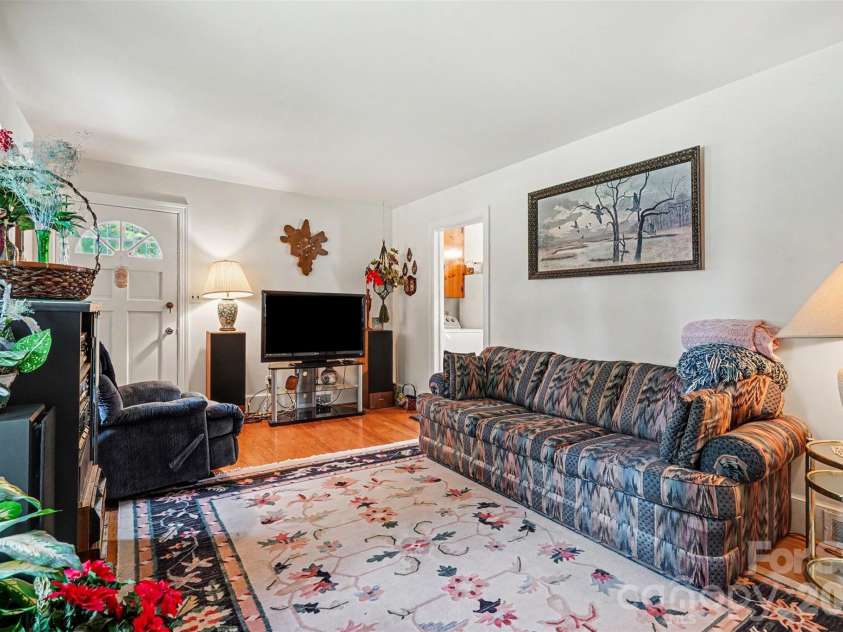 400 Briarwood Drive, Charlotte, NC 28215.  MLS# CAR4386677, YatesRealty ID 26703. 