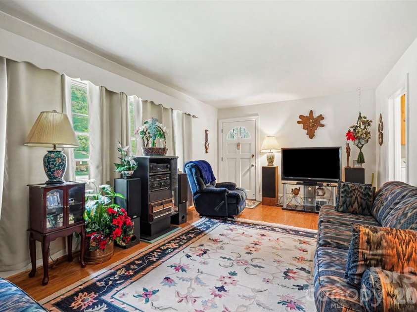 400 Briarwood Drive, Charlotte, NC 28215.  MLS# CAR4386677, YatesRealty ID 26703. 