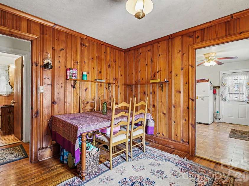 400 Briarwood Drive, Charlotte, NC 28215.  MLS# CAR4386677, YatesRealty ID 26703. 
