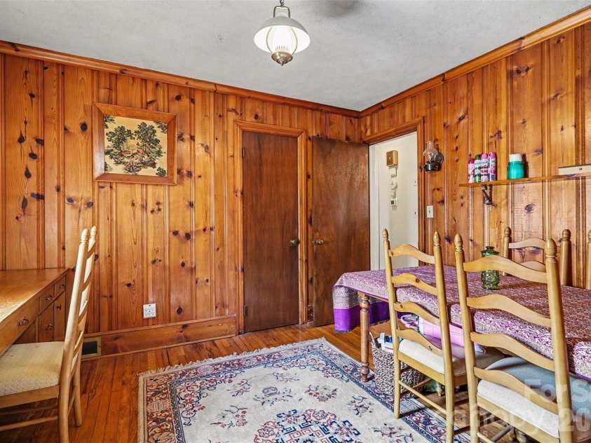 400 Briarwood Drive, Charlotte, NC 28215.  MLS# CAR4386677, YatesRealty ID 26703. 