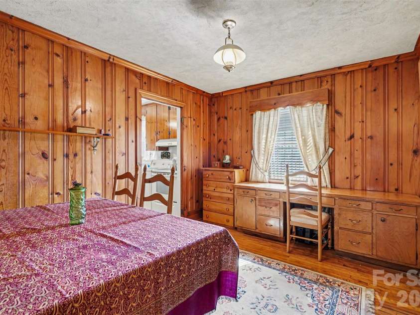 400 Briarwood Drive, Charlotte, NC 28215.  MLS# CAR4386677, YatesRealty ID 26703. 