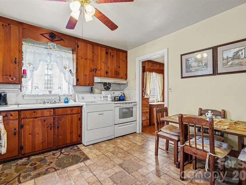 400 Briarwood Drive, Charlotte, NC 28215.  MLS# CAR4386677, YatesRealty ID 26703. 