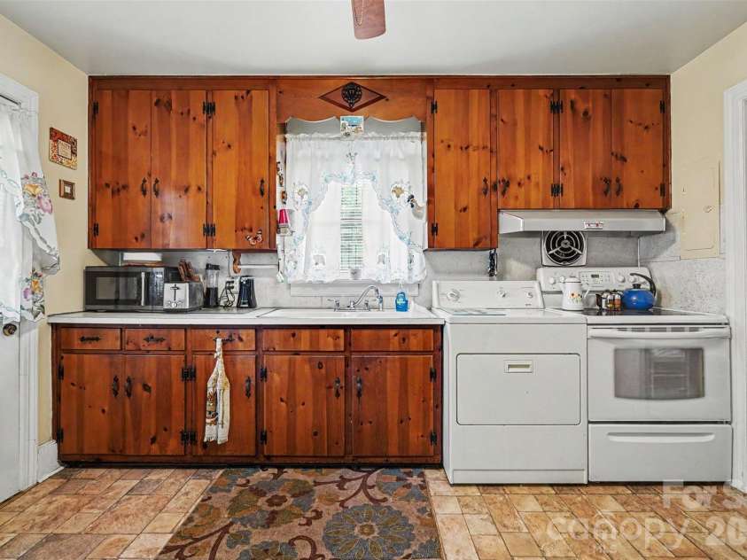 400 Briarwood Drive, Charlotte, NC 28215.  MLS# CAR4386677, YatesRealty ID 26703. 