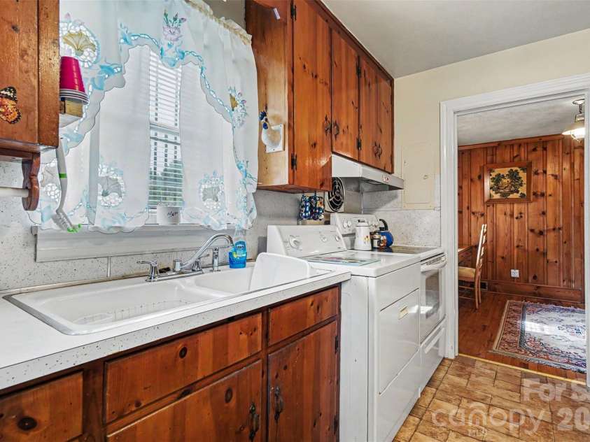400 Briarwood Drive, Charlotte, NC 28215.  MLS# CAR4386677, YatesRealty ID 26703. 