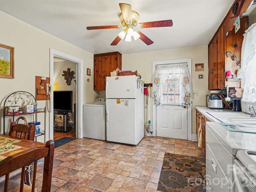 400 Briarwood Drive, Charlotte, NC 28215.  MLS# CAR4386677, YatesRealty ID 26703. 