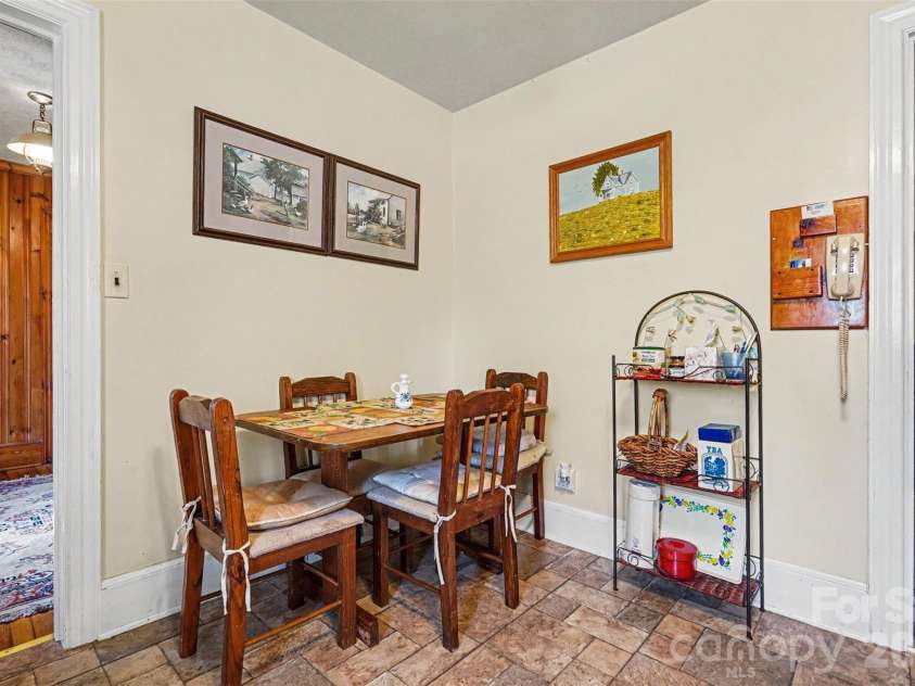 400 Briarwood Drive, Charlotte, NC 28215.  MLS# CAR4386677, YatesRealty ID 26703. 