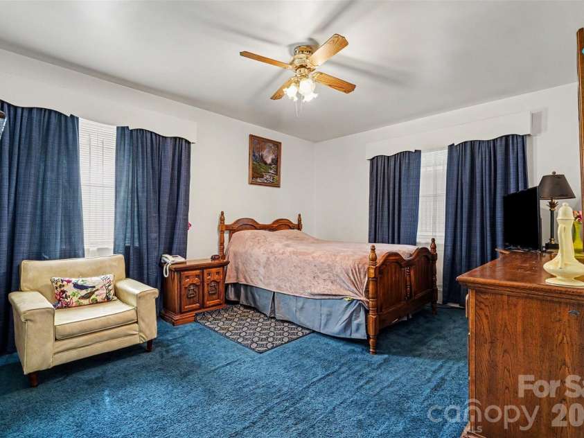 400 Briarwood Drive, Charlotte, NC 28215.  MLS# CAR4386677, YatesRealty ID 26703. 