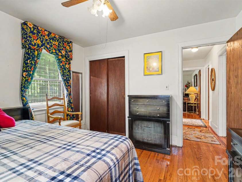 400 Briarwood Drive, Charlotte, NC 28215.  MLS# CAR4386677, YatesRealty ID 26703. 