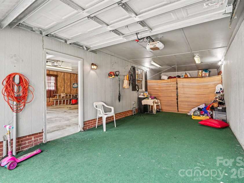 400 Briarwood Drive, Charlotte, NC 28215.  MLS# CAR4386677, YatesRealty ID 26703. 