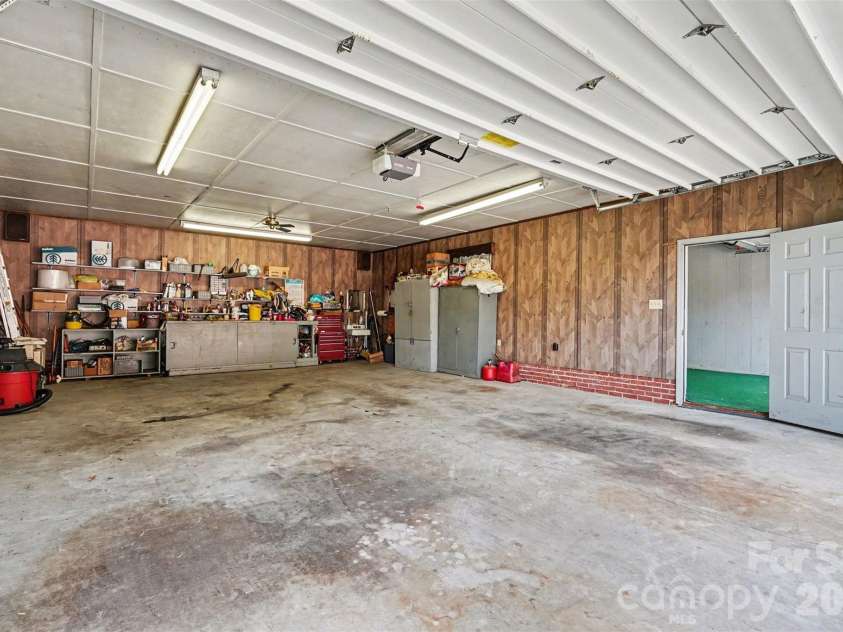400 Briarwood Drive, Charlotte, NC 28215.  MLS# CAR4386677, YatesRealty ID 26703. 