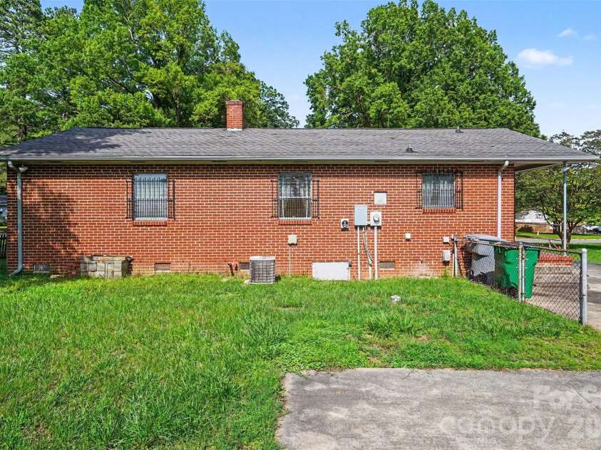 400 Briarwood Drive, Charlotte, NC 28215.  MLS# CAR4386677, YatesRealty ID 26703. 
