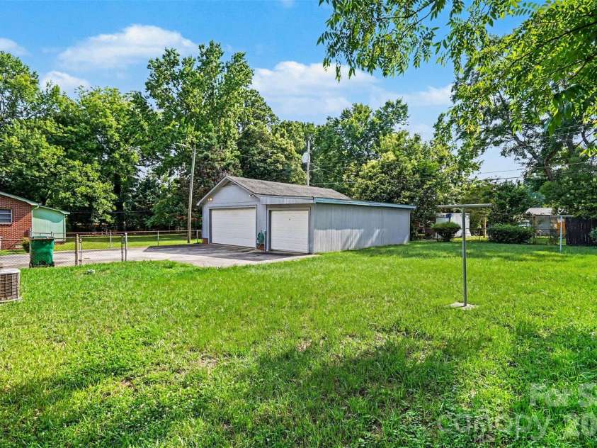 400 Briarwood Drive, Charlotte, NC 28215.  MLS# CAR4386677, YatesRealty ID 26703. 
