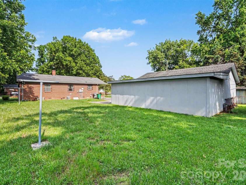 400 Briarwood Drive, Charlotte, NC 28215.  MLS# CAR4386677, YatesRealty ID 26703. 