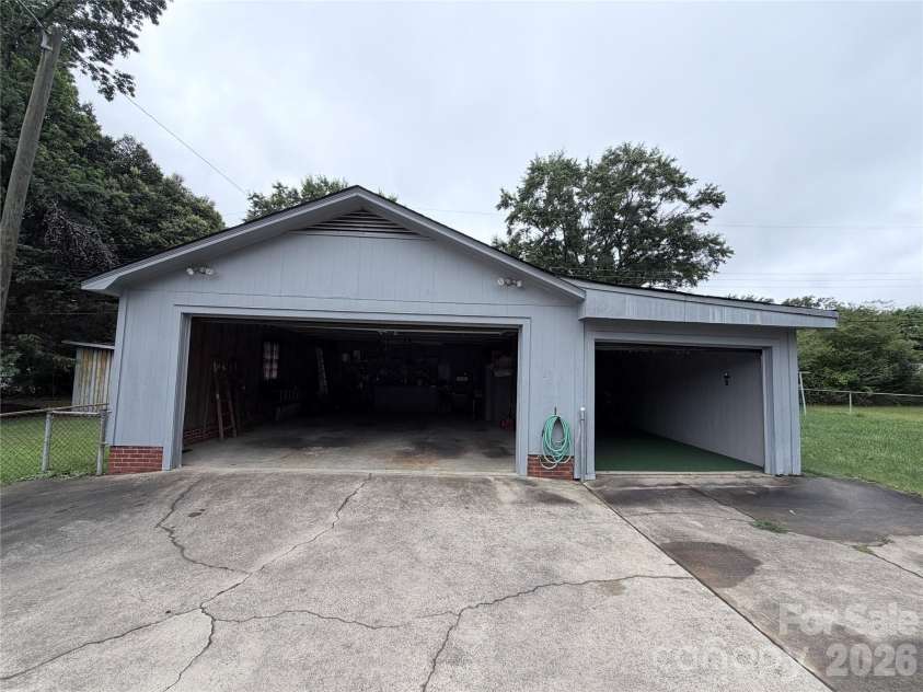 400 Briarwood Drive, Charlotte, NC 28215.  MLS# CAR4386677, YatesRealty ID 26703. 