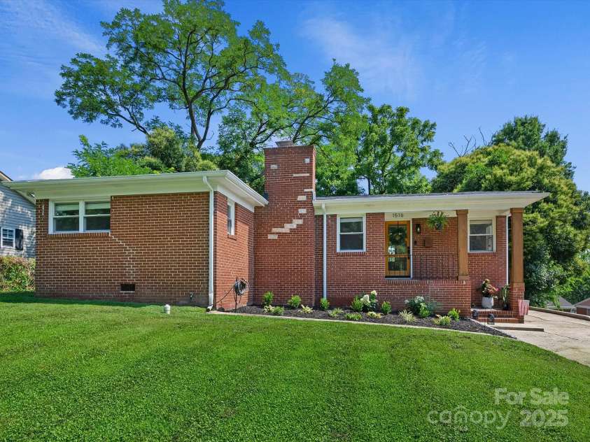 1516 Russell Avenue, Charlotte, NC 28216.  MLS# CAR4274064, YatesRealty ID 26704. 