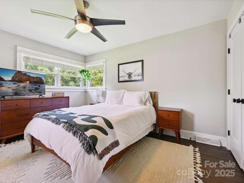 1516 Russell Avenue, Charlotte, NC 28216.  MLS# CAR4274064, YatesRealty ID 26704. 