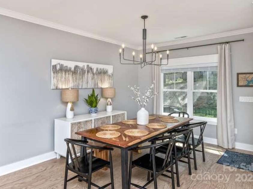 207 Weybridge Drive, Arden, NC 28704.  MLS# CAR4276562, YatesRealty ID 26705. Dining area