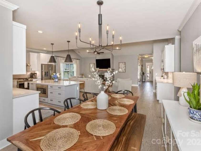 207 Weybridge Drive, Arden, NC 28704.  MLS# CAR4276562, YatesRealty ID 26705. Dining area