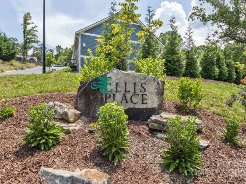 207 Weybridge Drive, Arden, NC 28704.  MLS# CAR4276562, YatesRealty ID 26705. Ellis Place Entrance