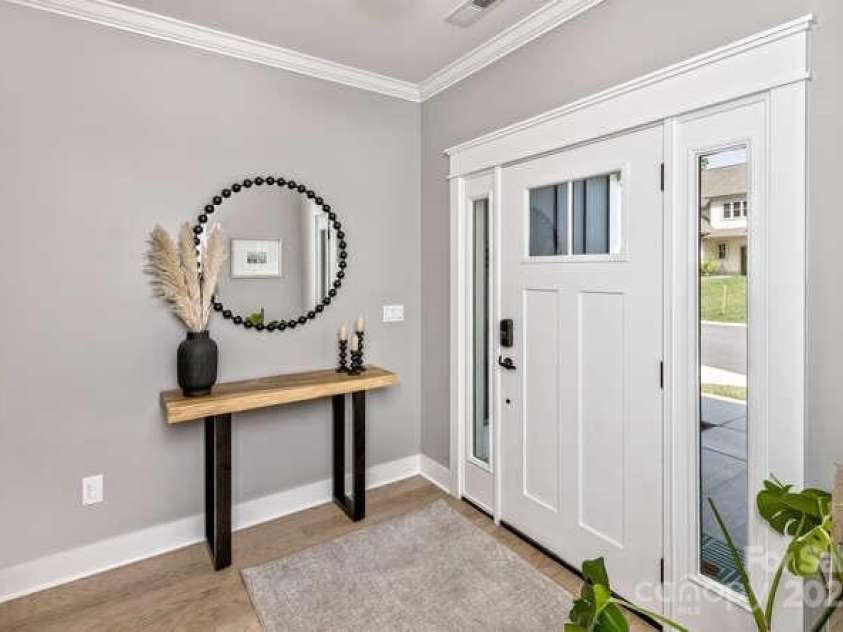 207 Weybridge Drive, Arden, NC 28704.  MLS# CAR4276562, YatesRealty ID 26705. Entry/Foyer