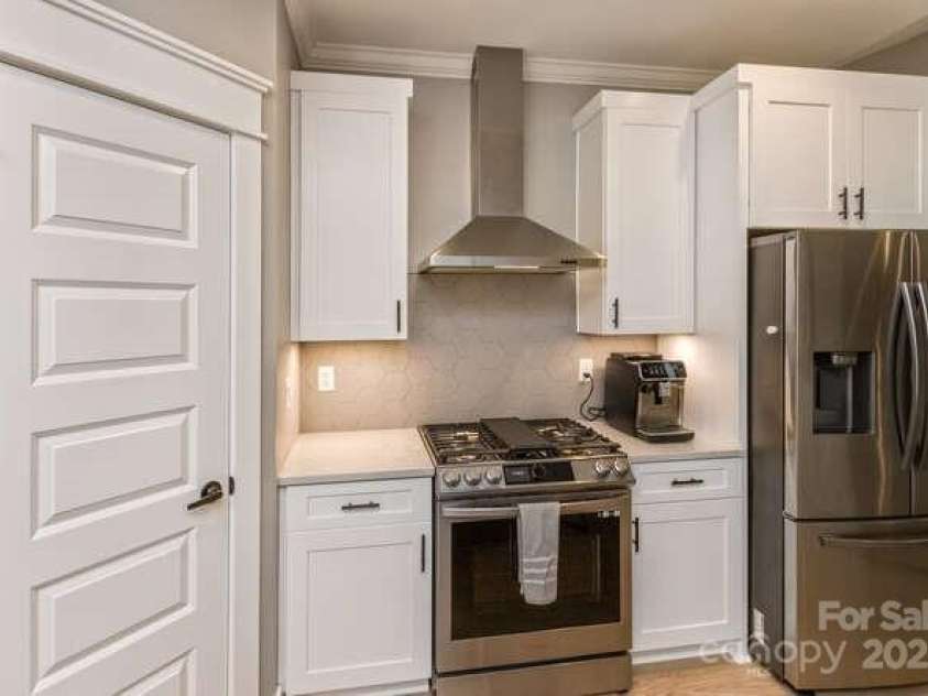 207 Weybridge Drive, Arden, NC 28704.  MLS# CAR4276562, YatesRealty ID 26705. Kitchen