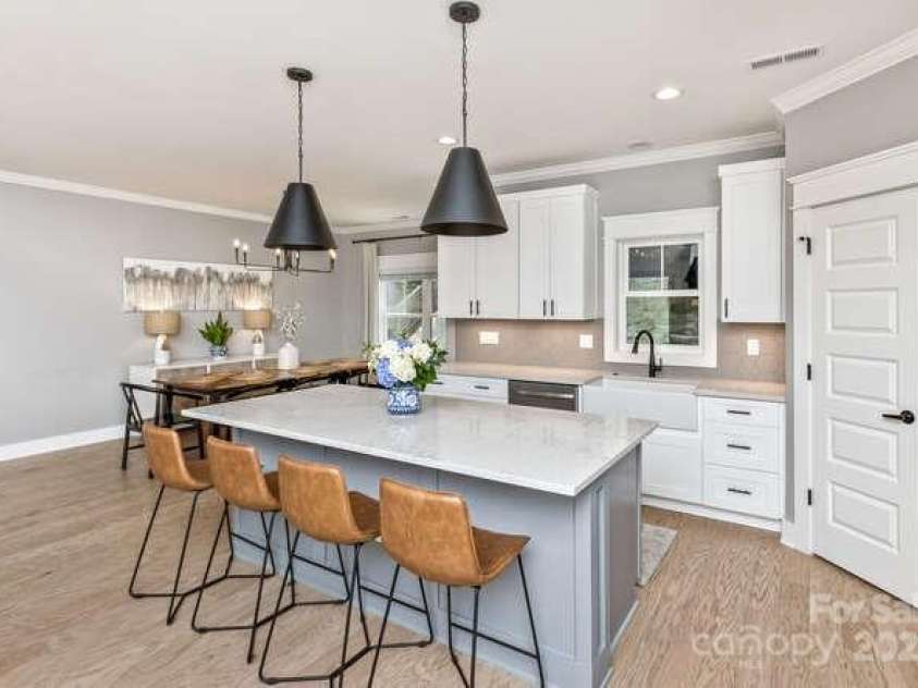 207 Weybridge Drive, Arden, NC 28704.  MLS# CAR4276562, YatesRealty ID 26705. Kitchen island