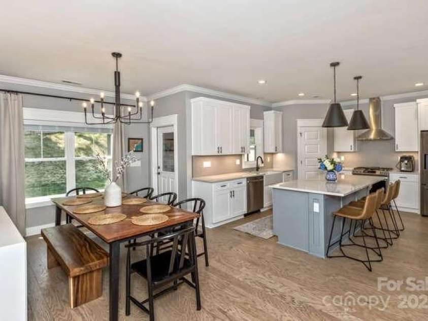 207 Weybridge Drive, Arden, NC 28704.  MLS# CAR4276562, YatesRealty ID 26705. Kitchen/dining