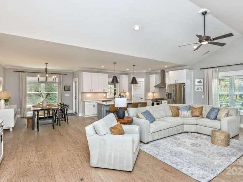 207 Weybridge Drive, Arden, NC 28704.  MLS# CAR4276562, YatesRealty ID 26705. Living room