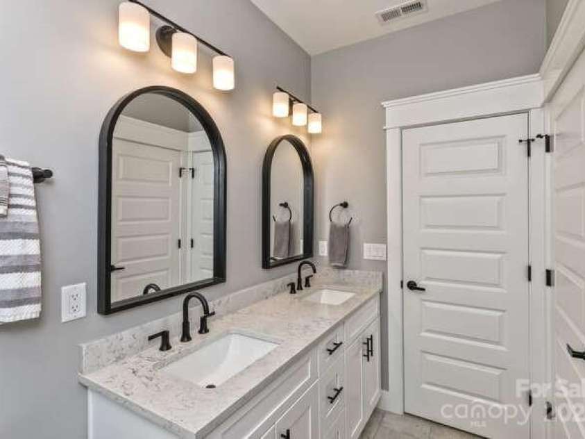207 Weybridge Drive, Arden, NC 28704.  MLS# CAR4276562, YatesRealty ID 26705. Primary bath