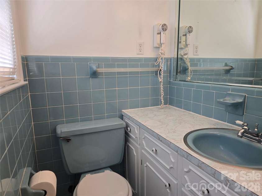620 Mcdowell Drive, Chester, SC 29706.  MLS# CAR4374362, YatesRealty ID 26707. BATH IN PRIMARY BEDROOM