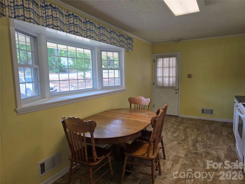 620 Mcdowell Drive, Chester, SC 29706.  MLS# CAR4374362, YatesRealty ID 26707. BAY WINDOW IN KITCHEN