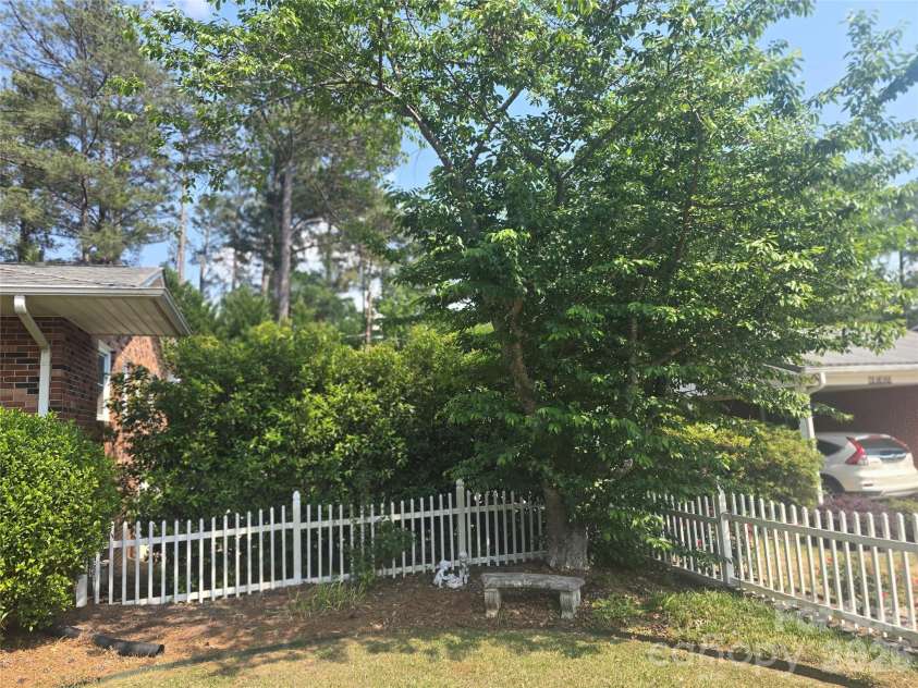 620 Mcdowell Drive, Chester, SC 29706.  MLS# CAR4374362, YatesRealty ID 26707. FRONT YARD LANDSCAPED AREA