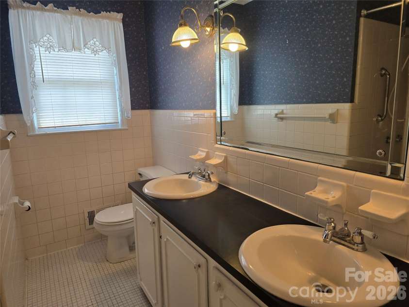 620 Mcdowell Drive, Chester, SC 29706.  MLS# CAR4374362, YatesRealty ID 26707. FULL BATH DOUBLE SINKS