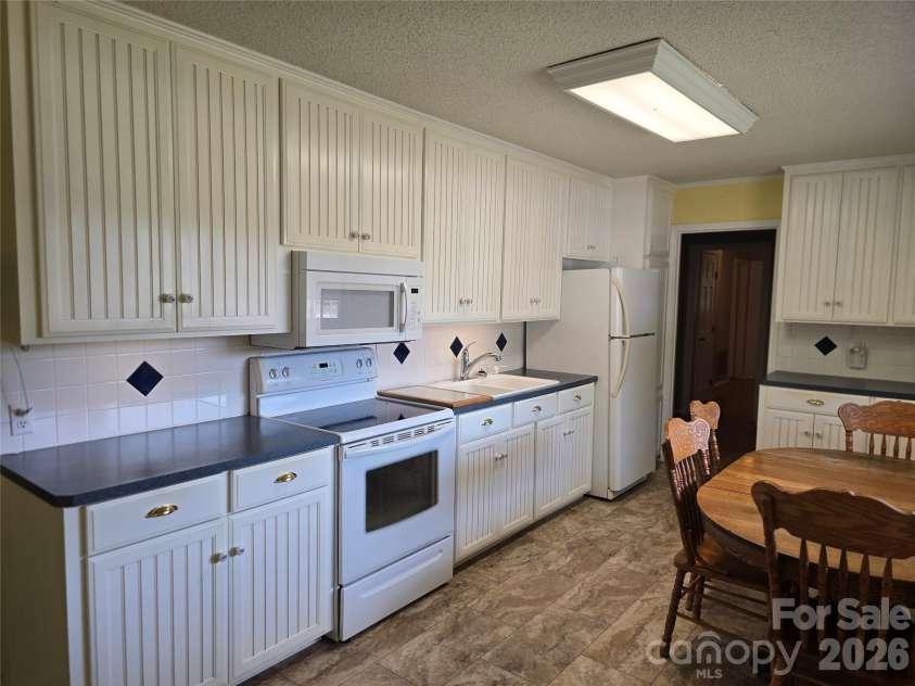 620 Mcdowell Drive, Chester, SC 29706.  MLS# CAR4374362, YatesRealty ID 26707. KITCHEN /RANGE AND MICROWAVE