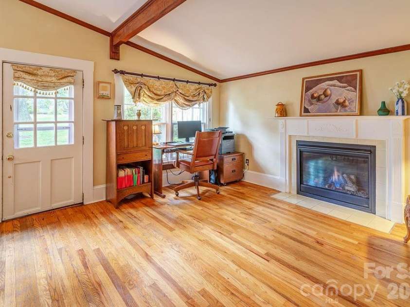 52 Gracelyn Road, Asheville, NC 28804.  MLS# CAR4385277, YatesRealty ID 26708. 