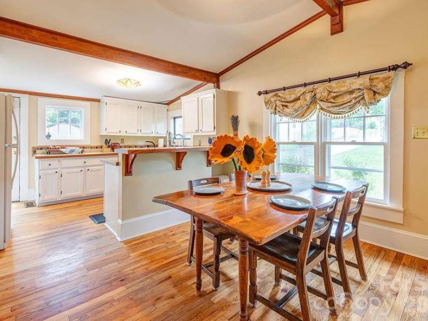 52 Gracelyn Road, Asheville, NC 28804.  MLS# CAR4385277, YatesRealty ID 26708. 