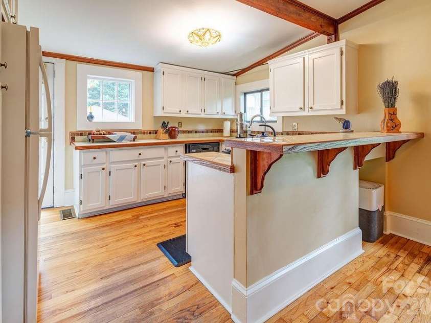 52 Gracelyn Road, Asheville, NC 28804.  MLS# CAR4385277, YatesRealty ID 26708. 