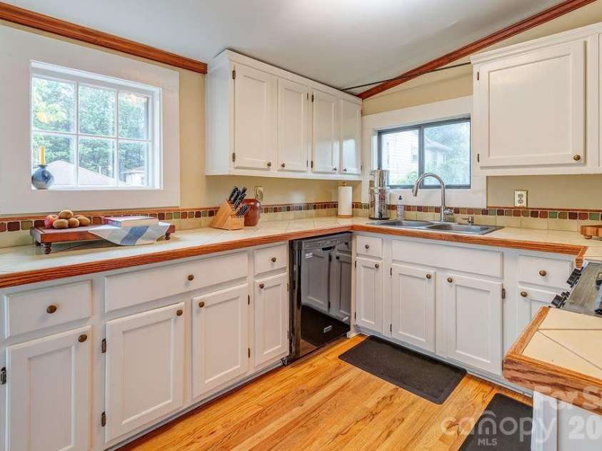 52 Gracelyn Road, Asheville, NC 28804.  MLS# CAR4385277, YatesRealty ID 26708. 