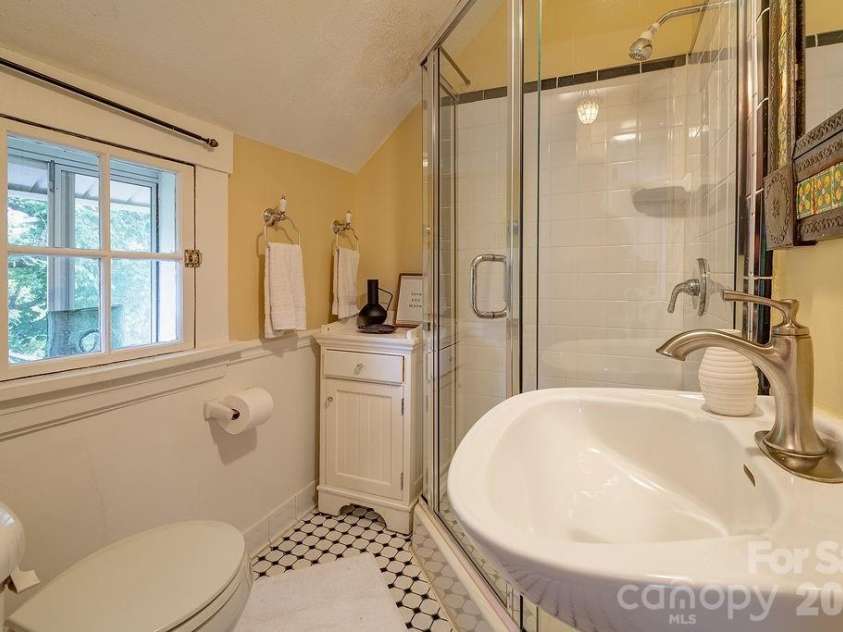 52 Gracelyn Road, Asheville, NC 28804.  MLS# CAR4385277, YatesRealty ID 26708. 